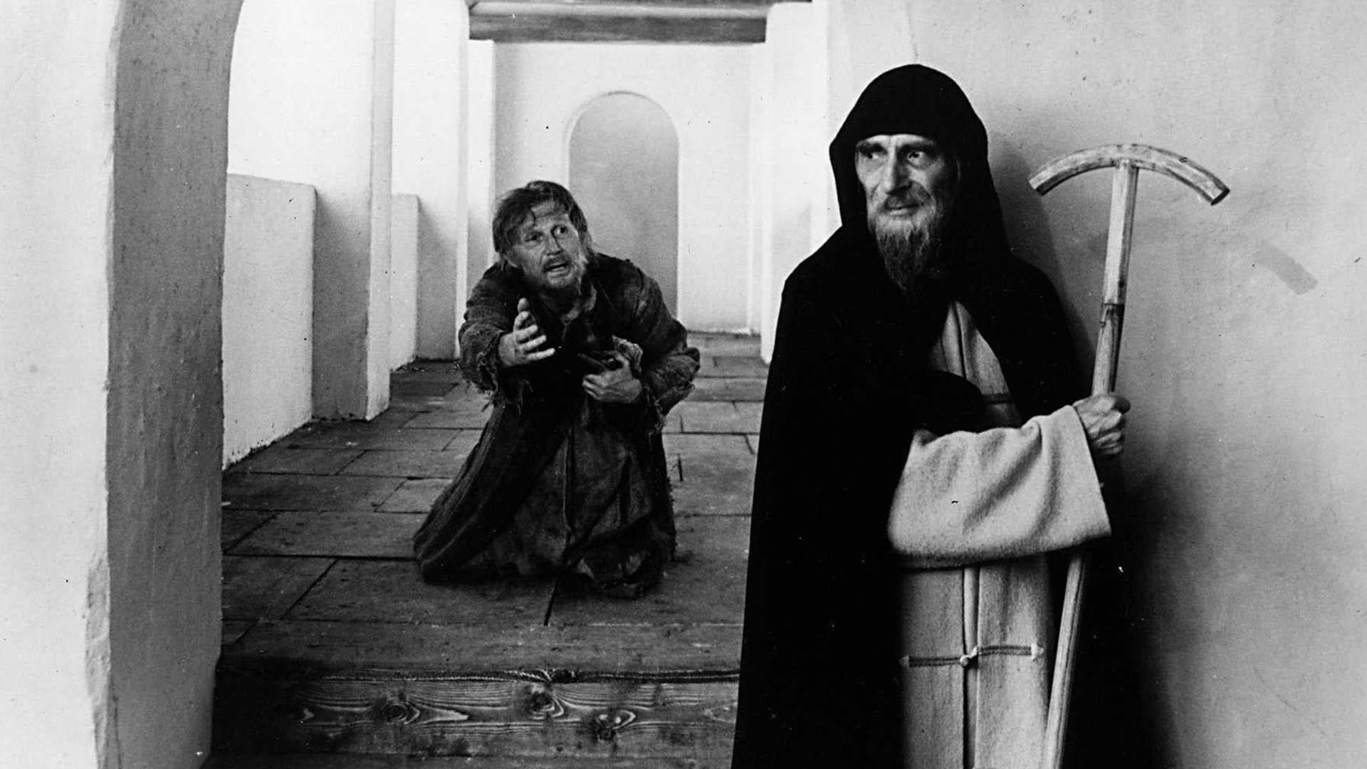 دو شخصیت فیلم Andrei Rublev با سبکی سیاه و سفید