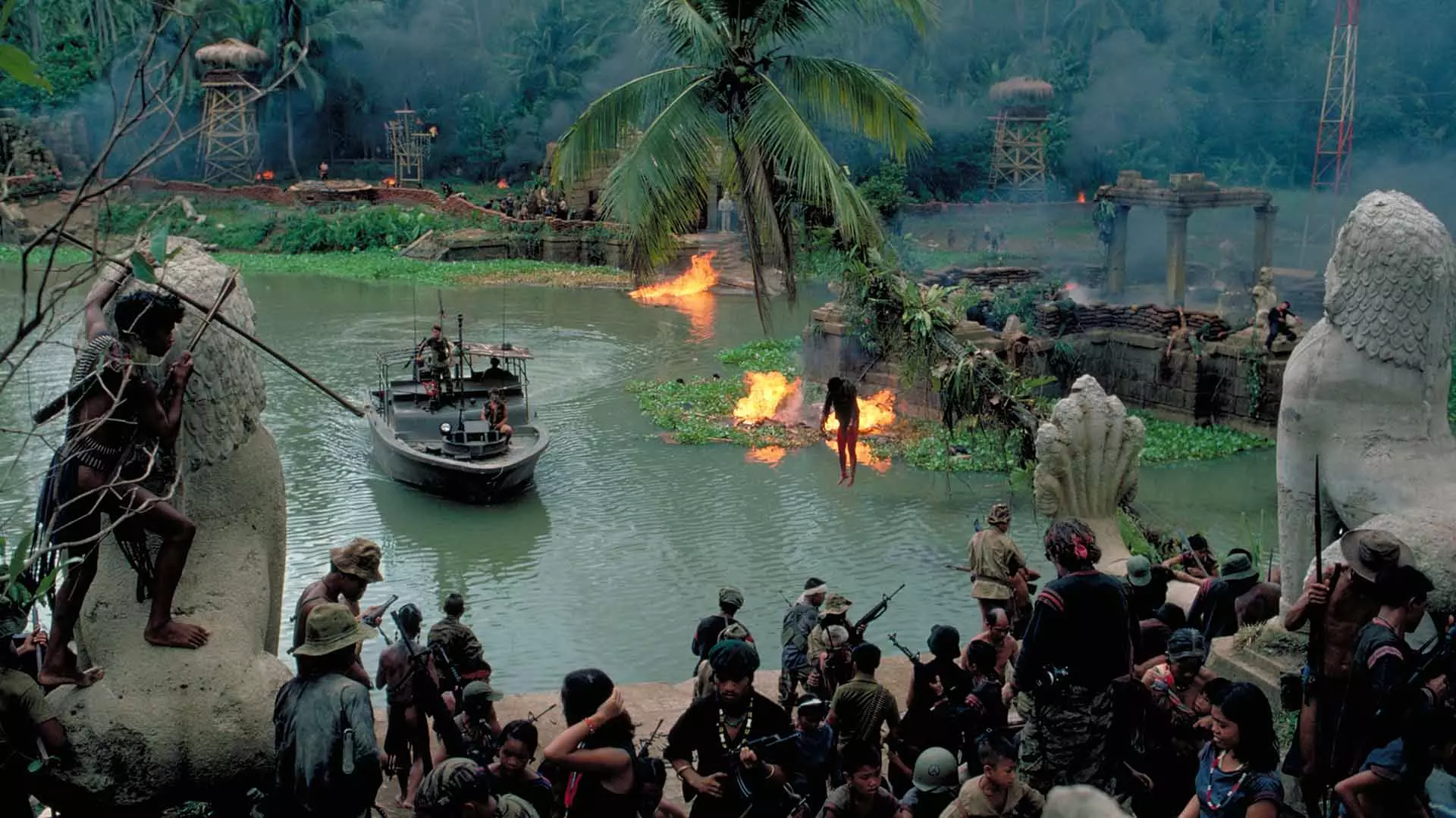 دریاچه‌ای در حال سوختن مقابل مردم در فیلم Apocalypse Now