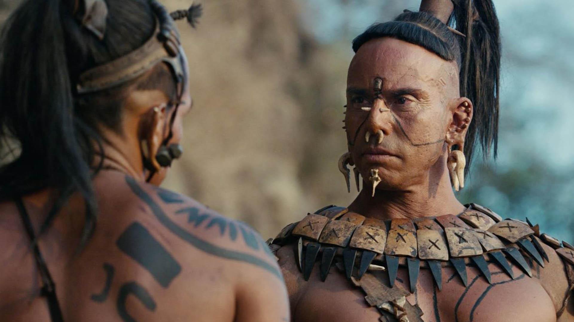 دو سرخپوست بومی در فیلم Apocalypto مقابل هم قرار دارند