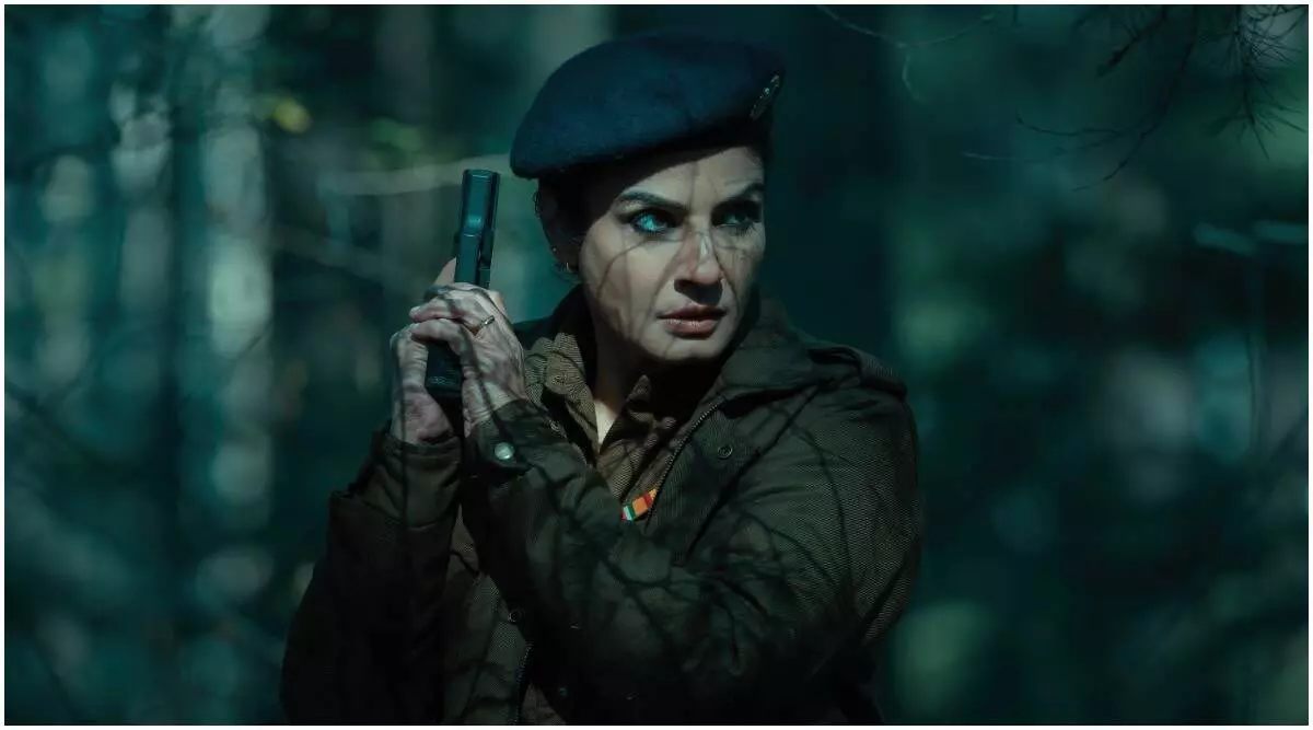 راوینا تاندون در نقش یک افسر پلیس در سریال آریاناک