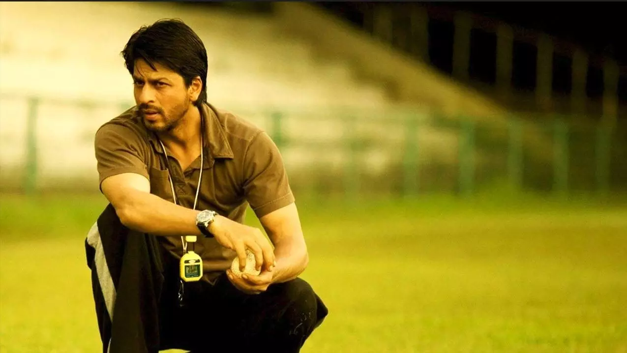 شاهرخ خان در نقش مربی کریکت کبیر خان در فیلم هند به پیش