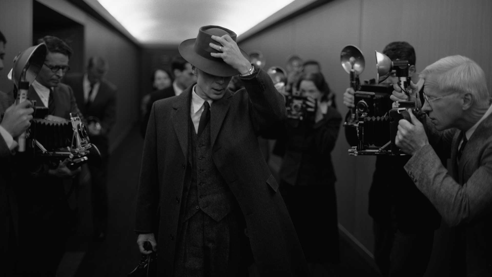 کیلیان مورفی در نقش جولیوس رابرت اوپنهایمر، پدر بمب اتمی، در اوپنهایمر به نویسندگی و کارگردانی کریستوفر نولان.