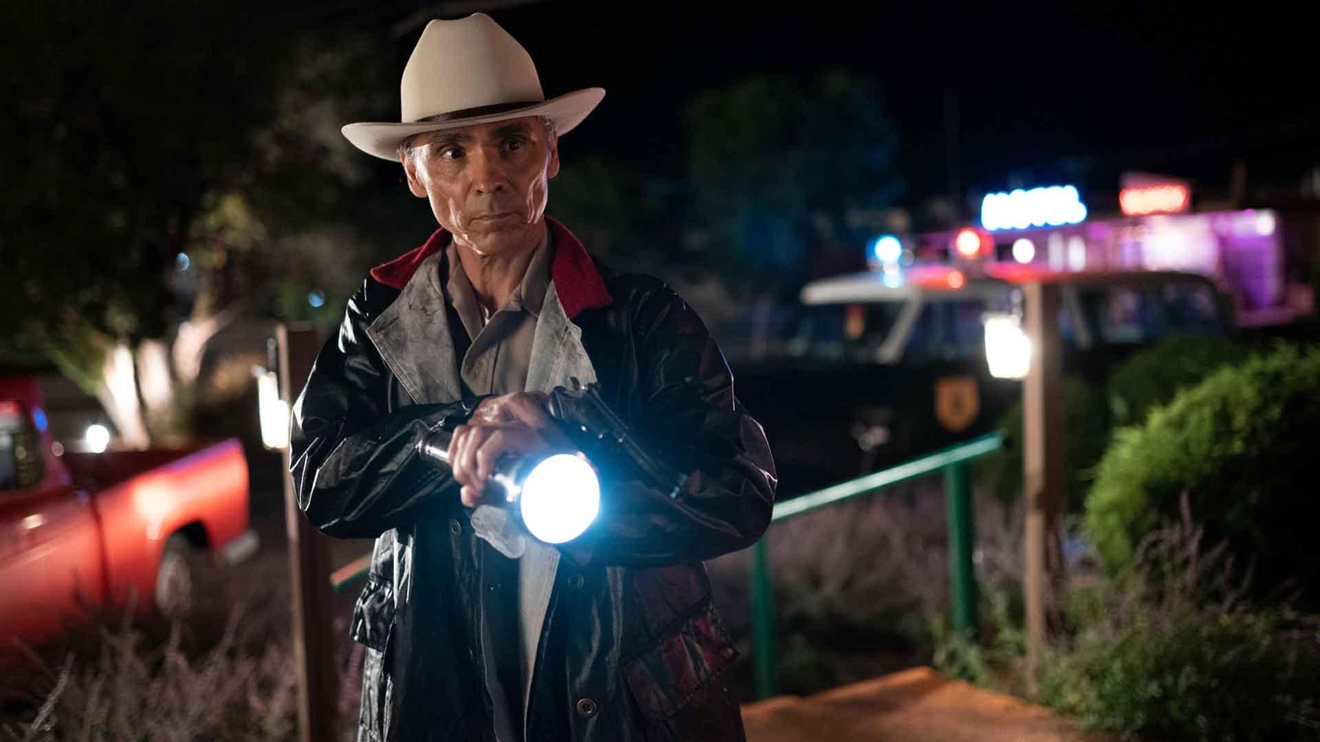 زان مک‌کلارنون در شب به همراه چراغ قوه و اسلحه در سریال Dark Winds