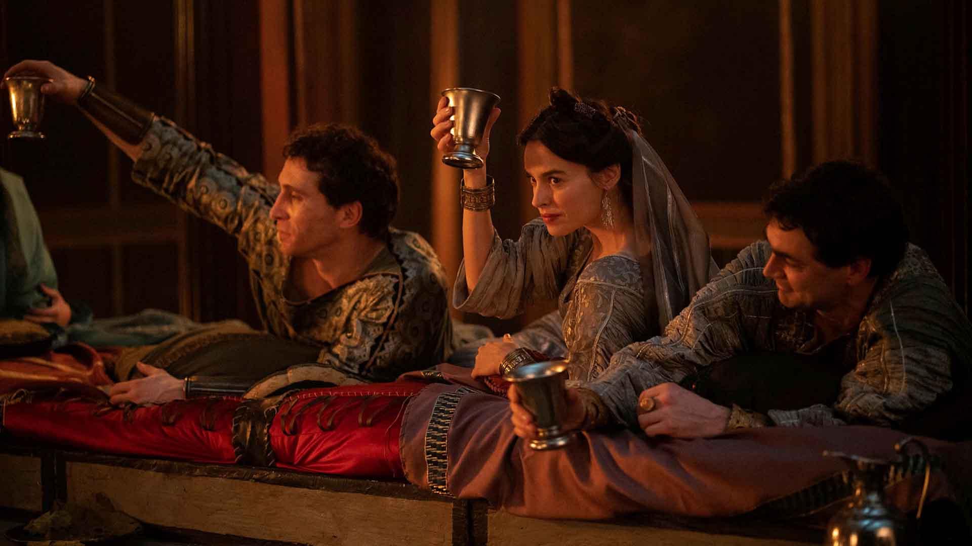 کاسیا اسماتنیک به همراه دو بازیگر دیگر در حال خوردن نوشیدنی در سریال Domina