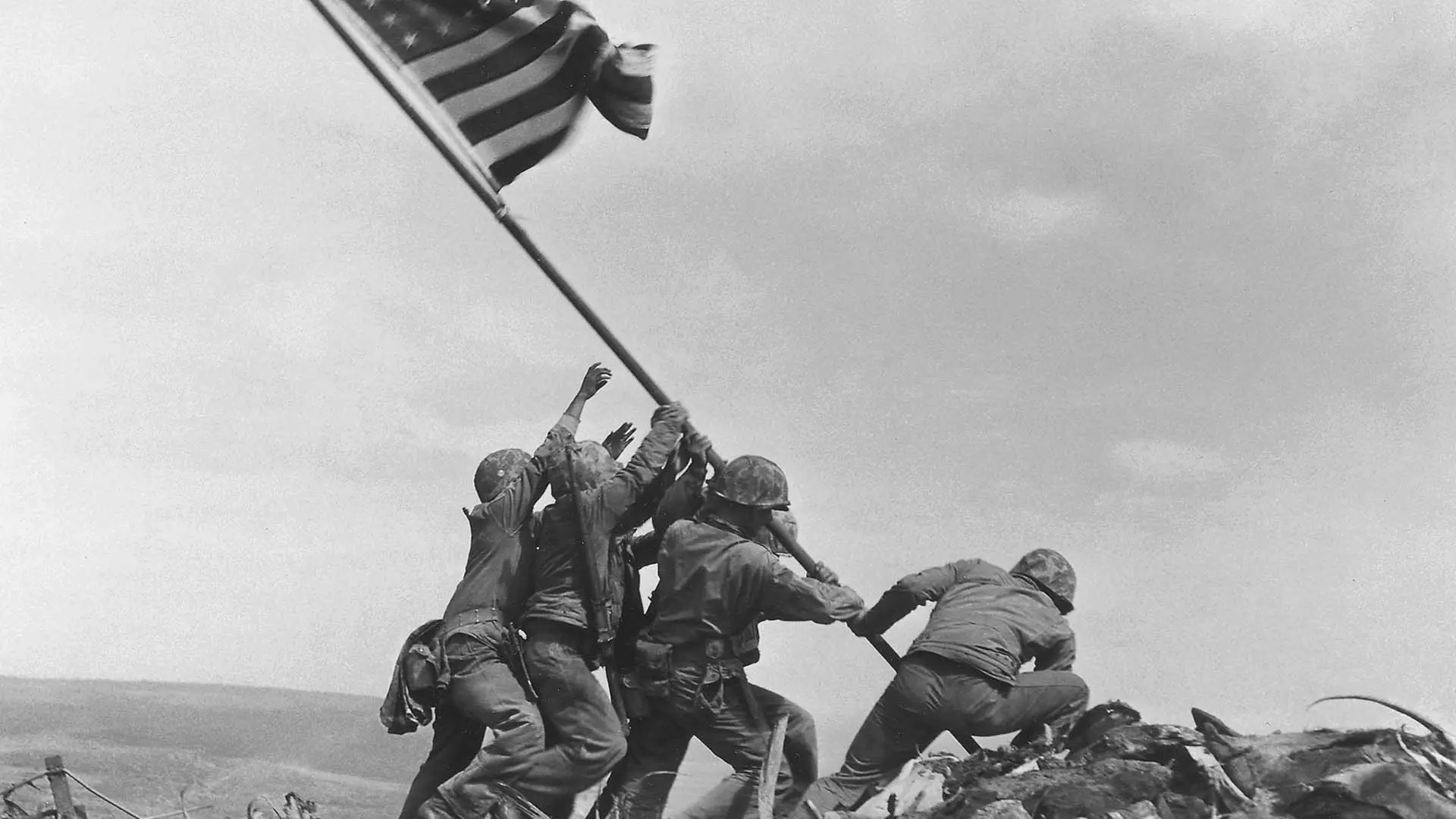 سربازان فیلم Flags of Our Fathers در حال نصب پرچم