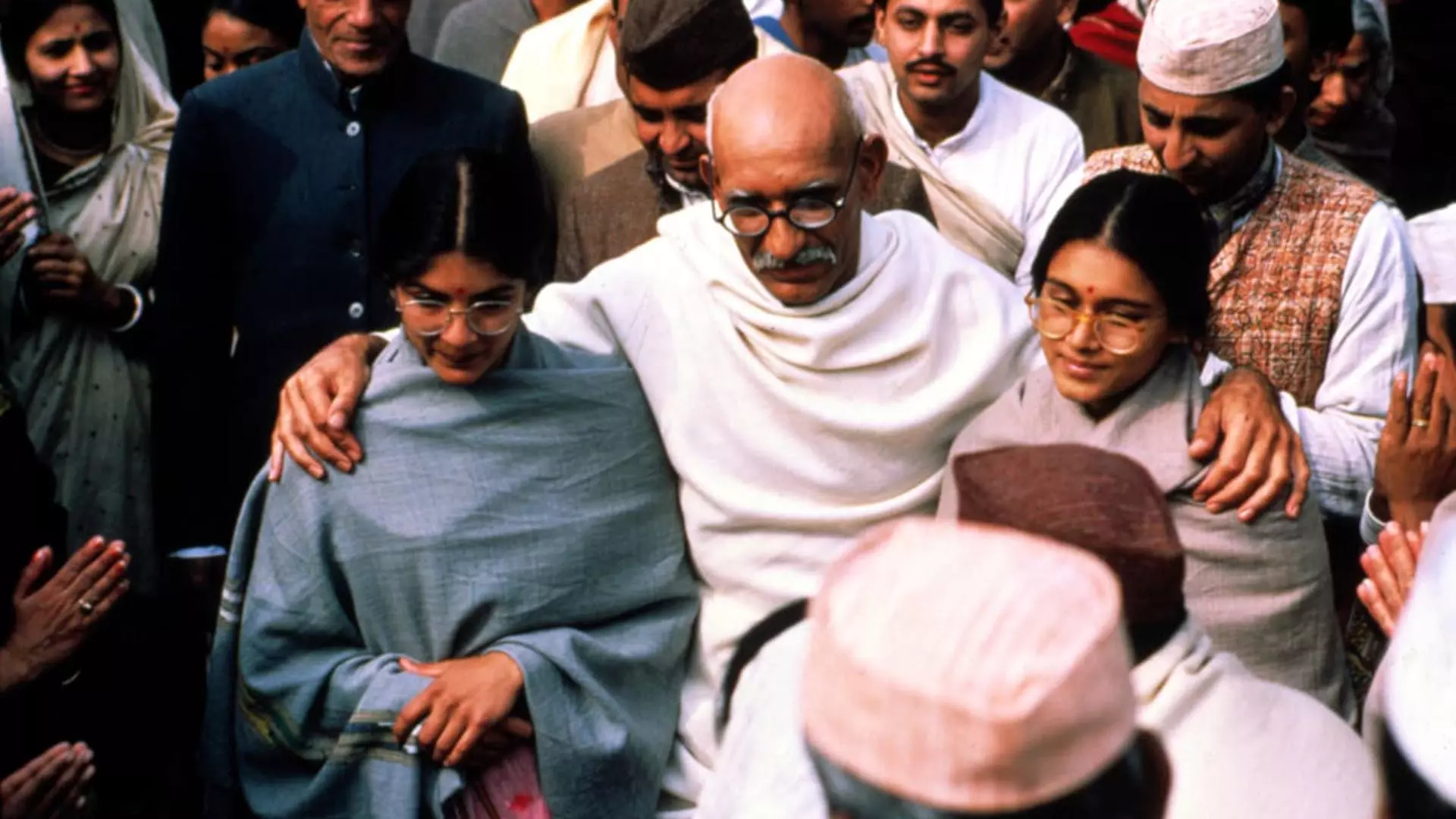 بن کینگزلی در نقش گاندی در میان طرفداران و پیروان خود در فیلم Gandhi