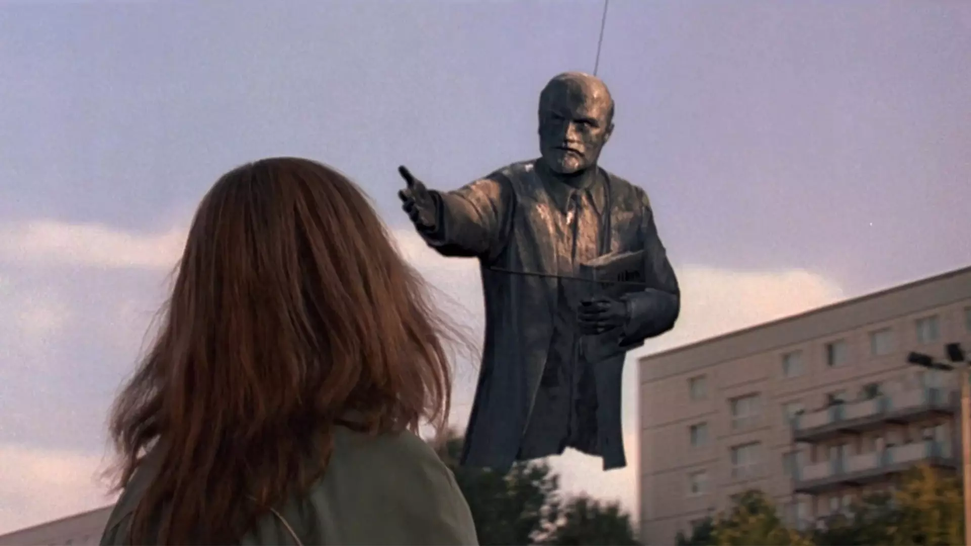 کریستین در حال دیدن مجسمه لنین در فیلم خداحافظ لنین