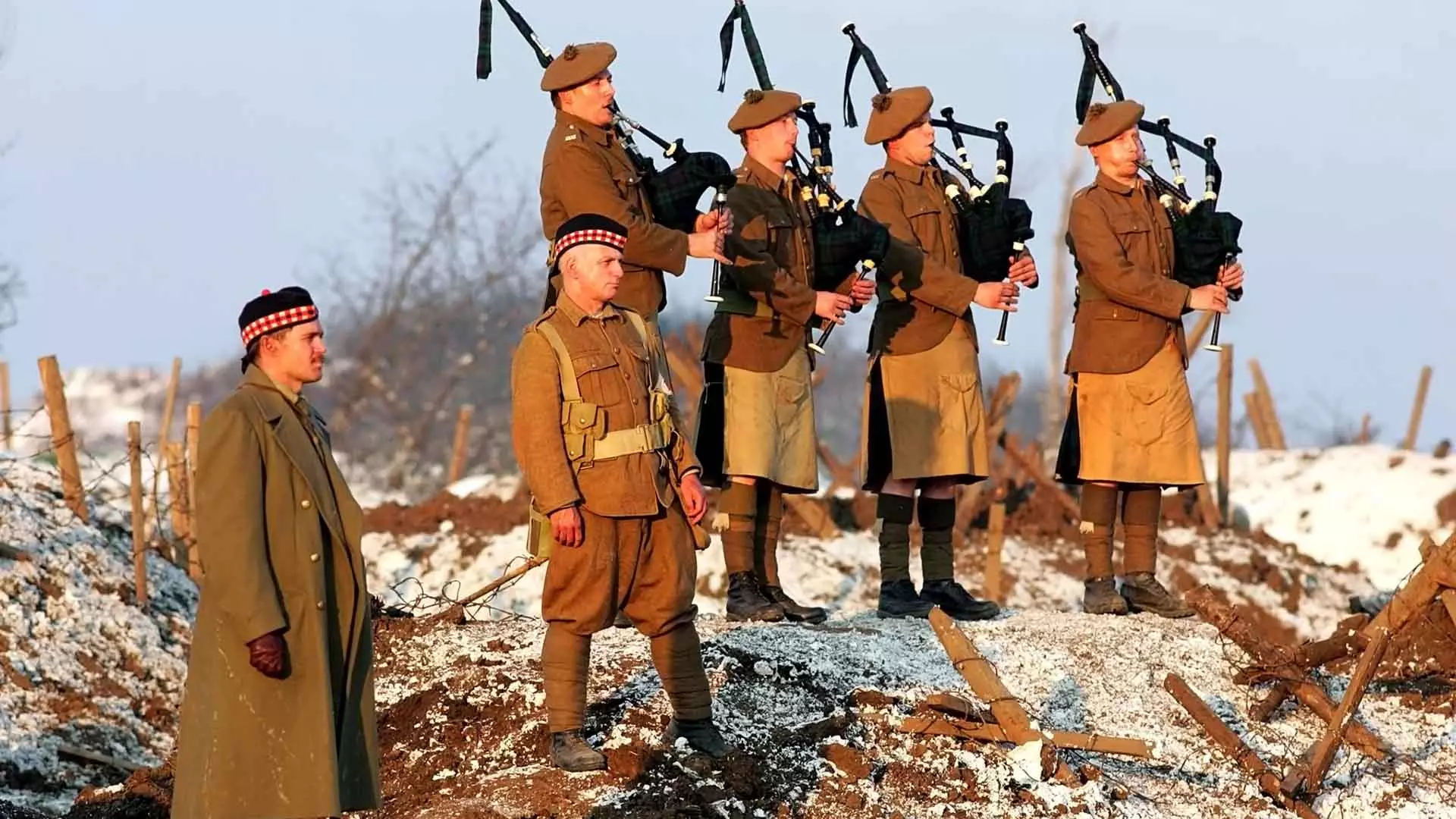 سربازان فیلم Joyeux Noël در حال برگزاری جشن کریسمس
