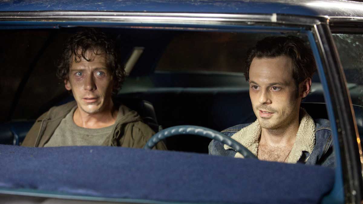 دو نفر داخل اتومبیل در فیلم Killing Them Softly، محصول سال ۲۰۱۲ میلادی با بازی برد پیت
