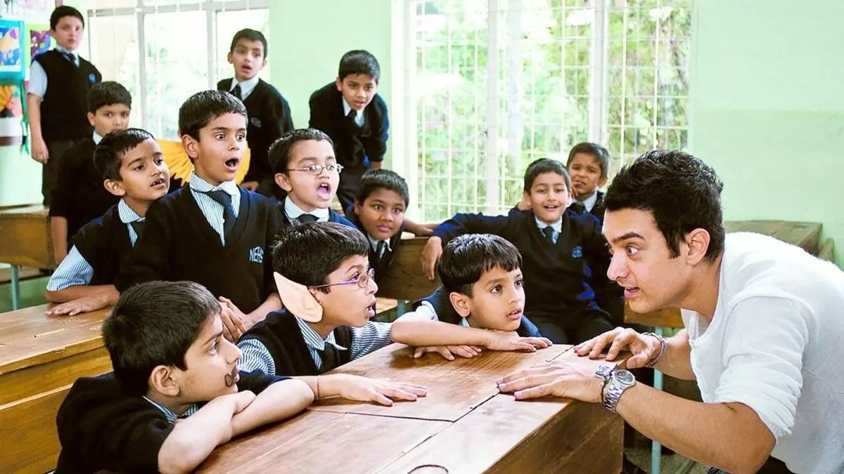 عامر خان در نقش معلم هنر در فیلم مثل ستاره های روی زمین