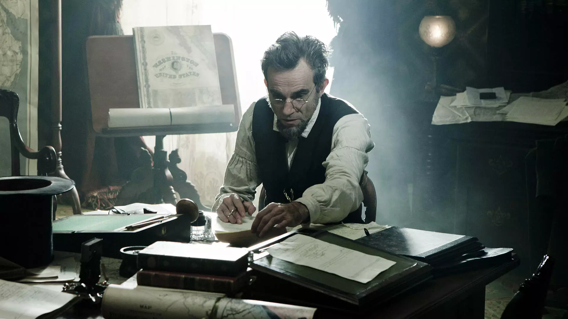 دنیل دی لوئیس در حال بررسی کاغذها در فیلم Lincoln