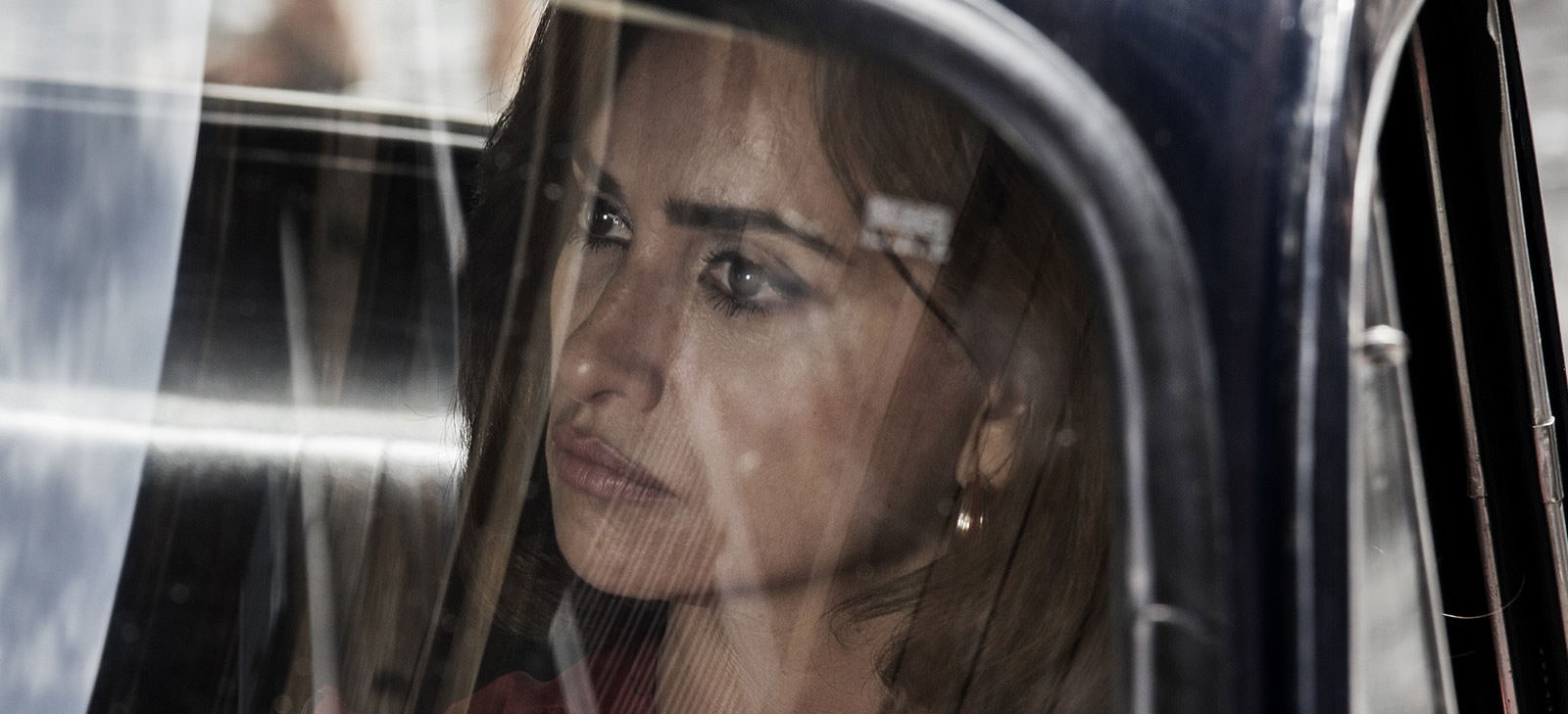 پنه‌لوپه کروز داخل یک ماشین در صحنه‌ای از فیلم بی‌نهایت ساخته‌ی امانوئل کریالسه