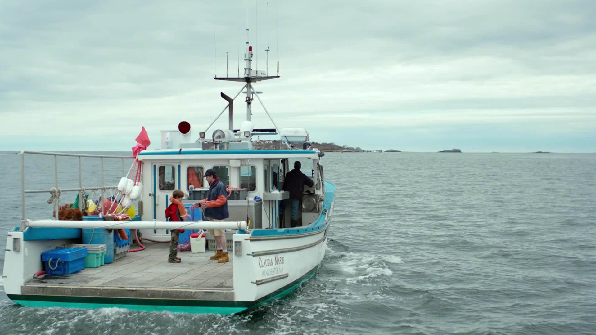 شخصیت های اصلی فیلم manchester by the sea سوار بر یک قایق ماهی‌گیری