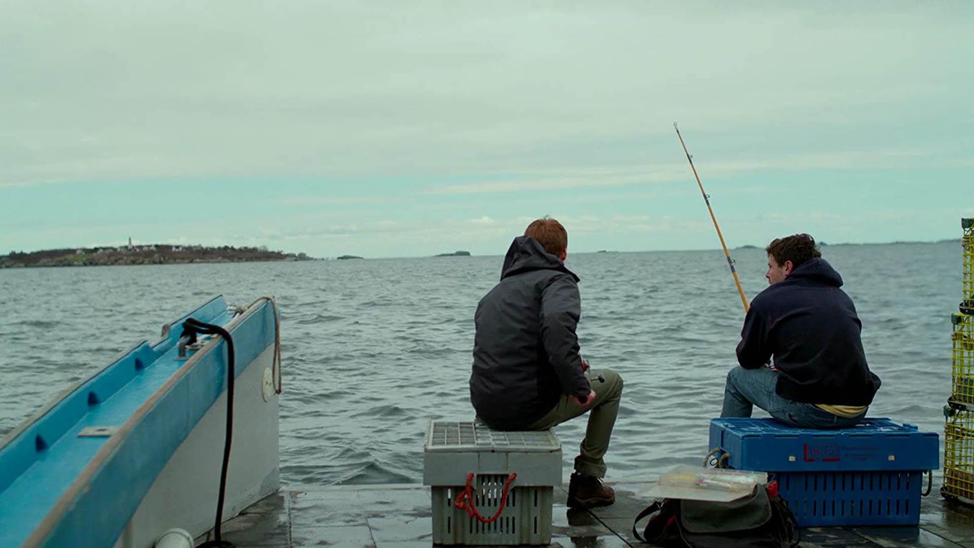 لی چندلر درحال ماهی‌گیری در فیلم manchester by the sea