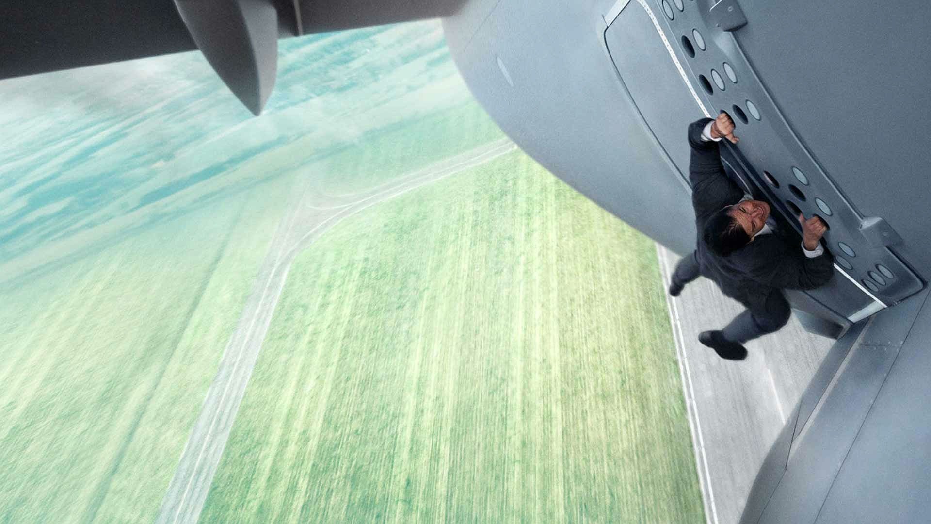 آویزان شدن تام کروز از هواپیما A400M در فیلم Mission: Impossible - Rogue Nation