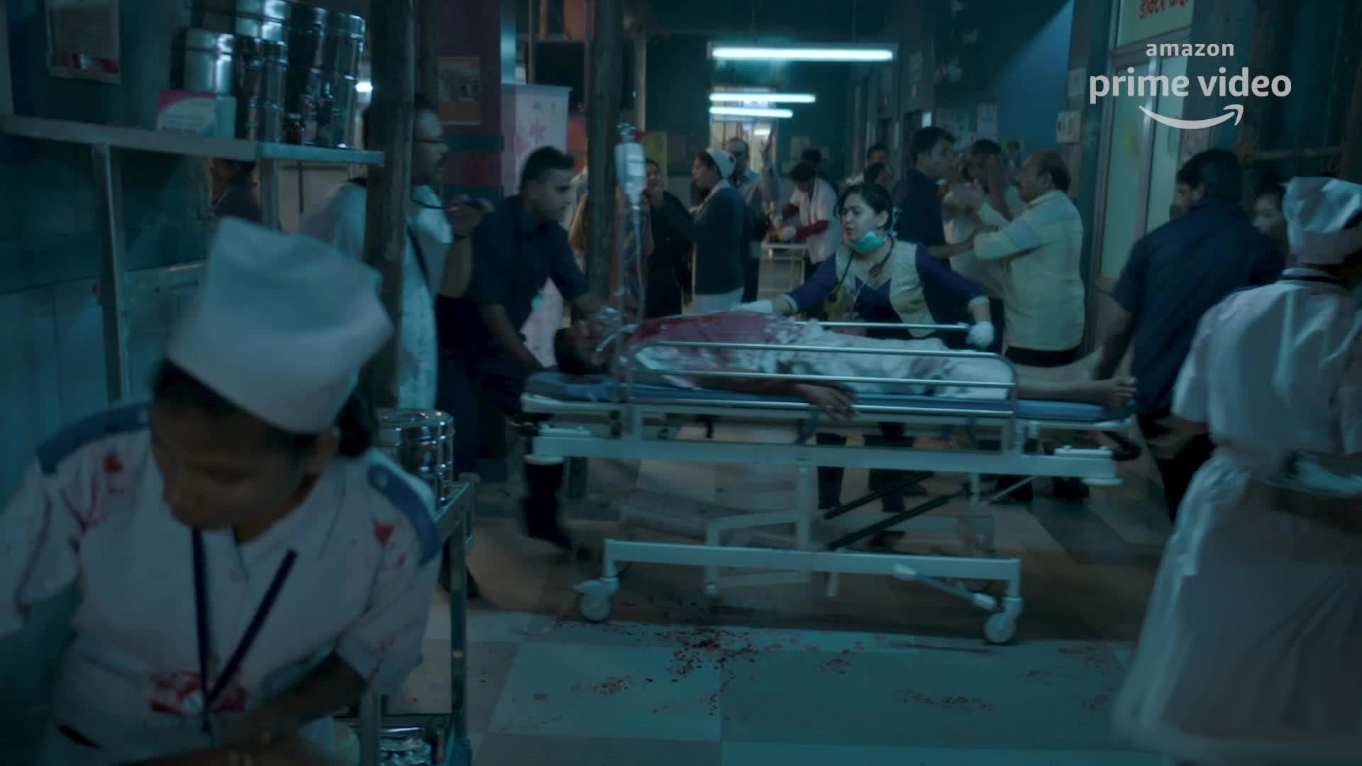 صحنه ای از بیمارستان مملو از مجروحان حادثه تروریستی در فیلم خاطرات بمبئی