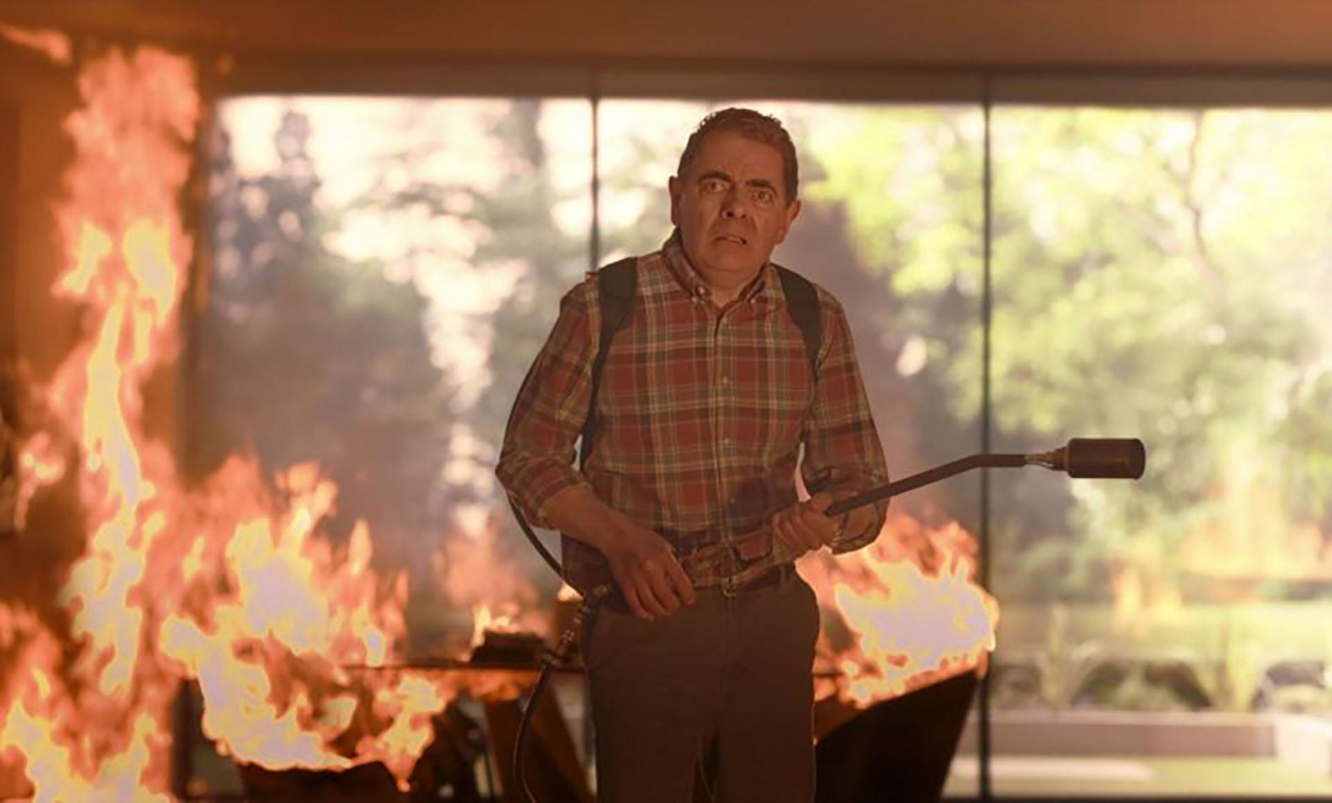 تروور بینگلی در حال آتش زدن خانه مجلل