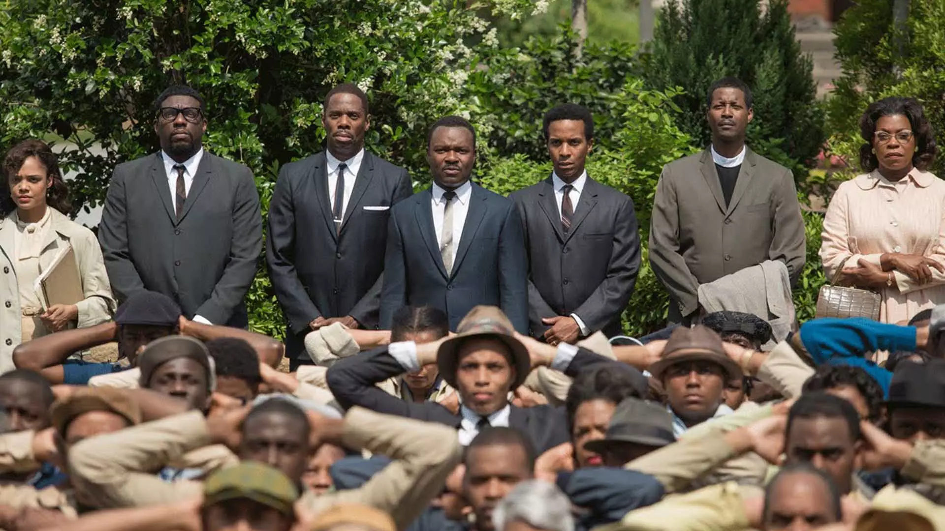 بازیگران اصلی فیلم Selma در کنار سیاه پوستانی که دستان خود را روی سر گذاشتند