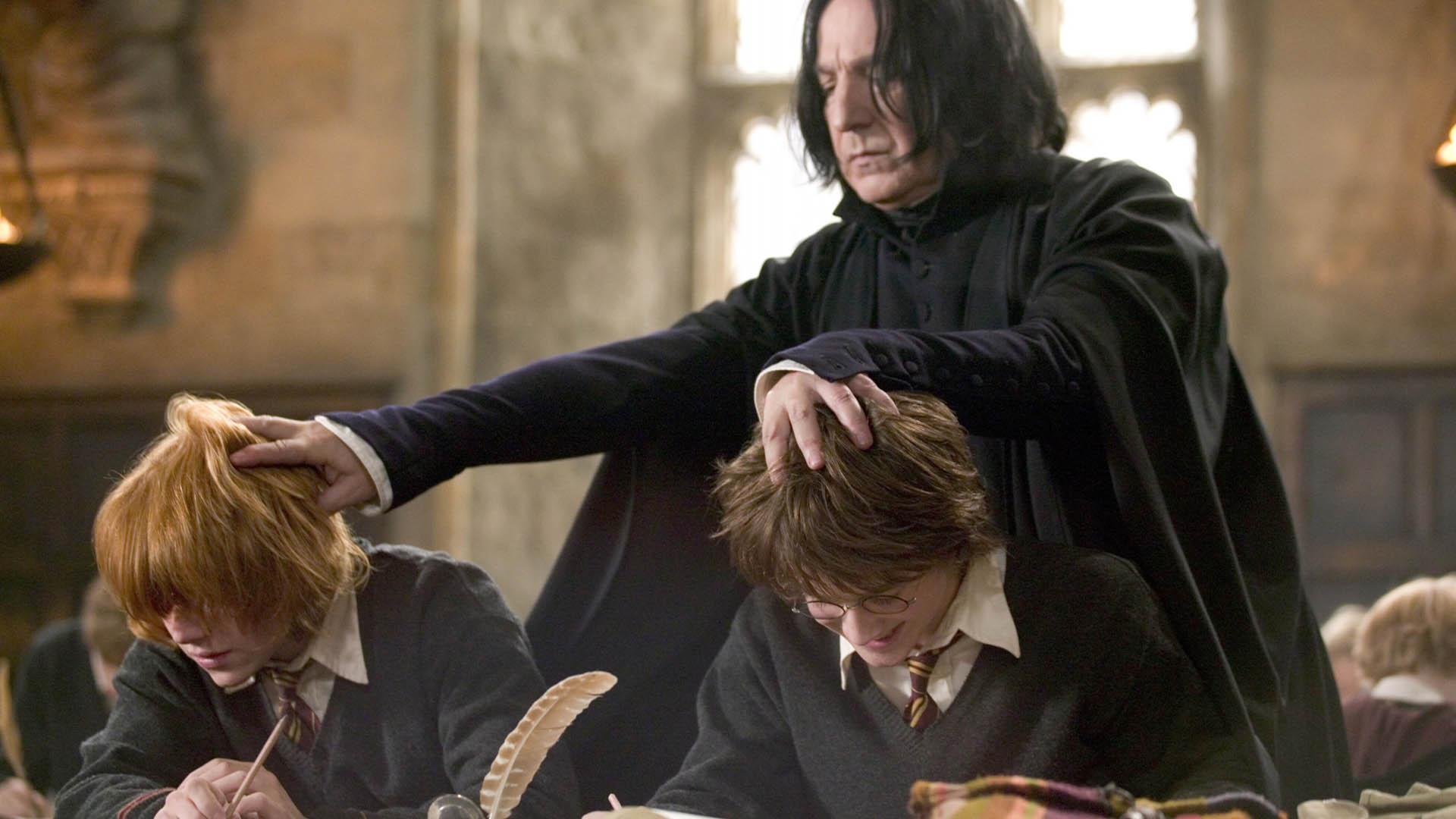 Snape Harry Potter ve Ron Weasley karakterleri Hogwarts'ta