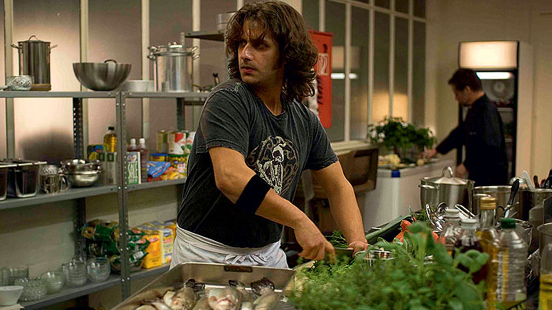 مردی در حال خورد کردن سبزی در فیلم روح آشپزخانه