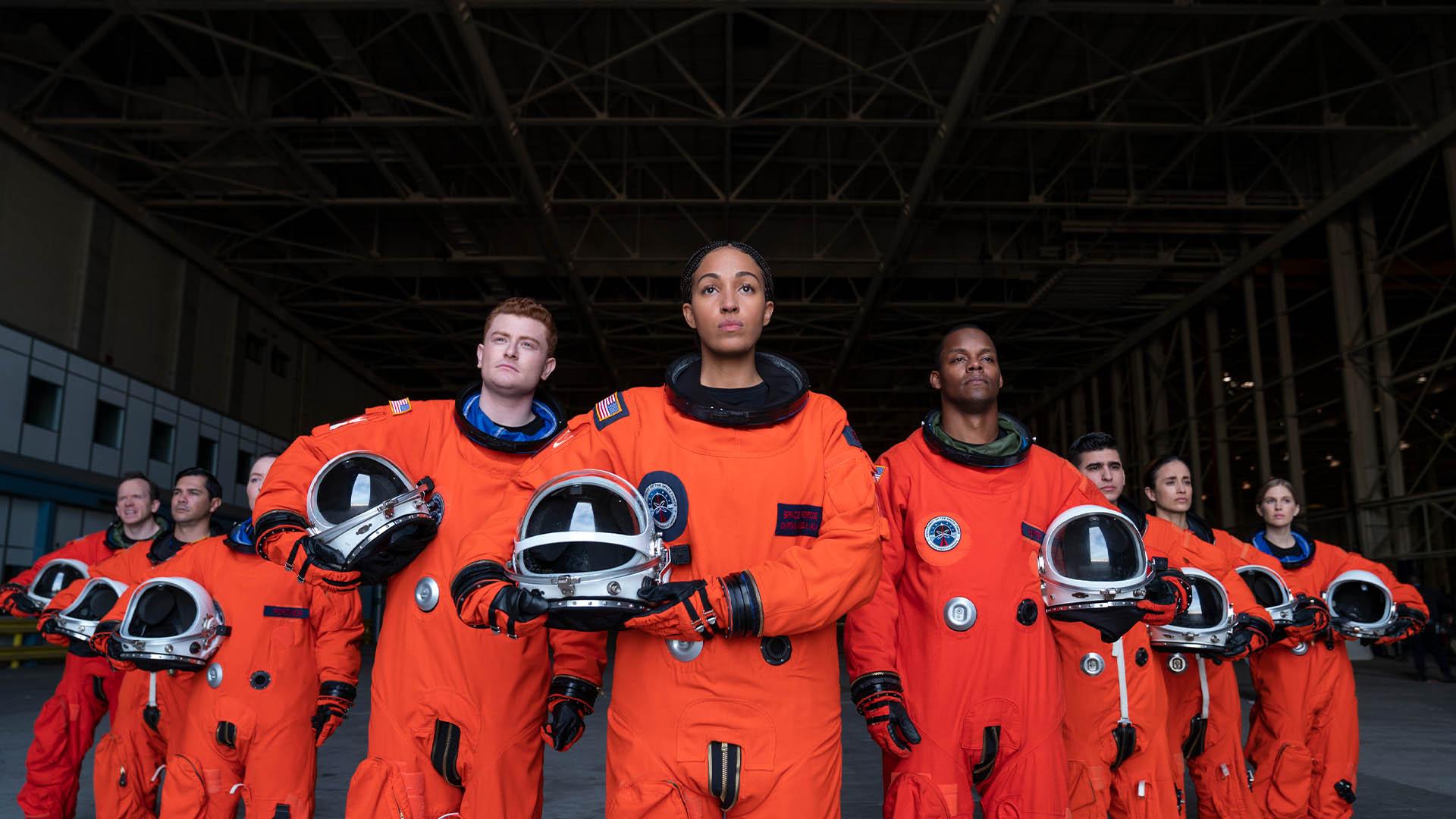 شخصیت‌های فضانورد در سریال درباره نیروهای فضایی با لباس‌های نارنجی