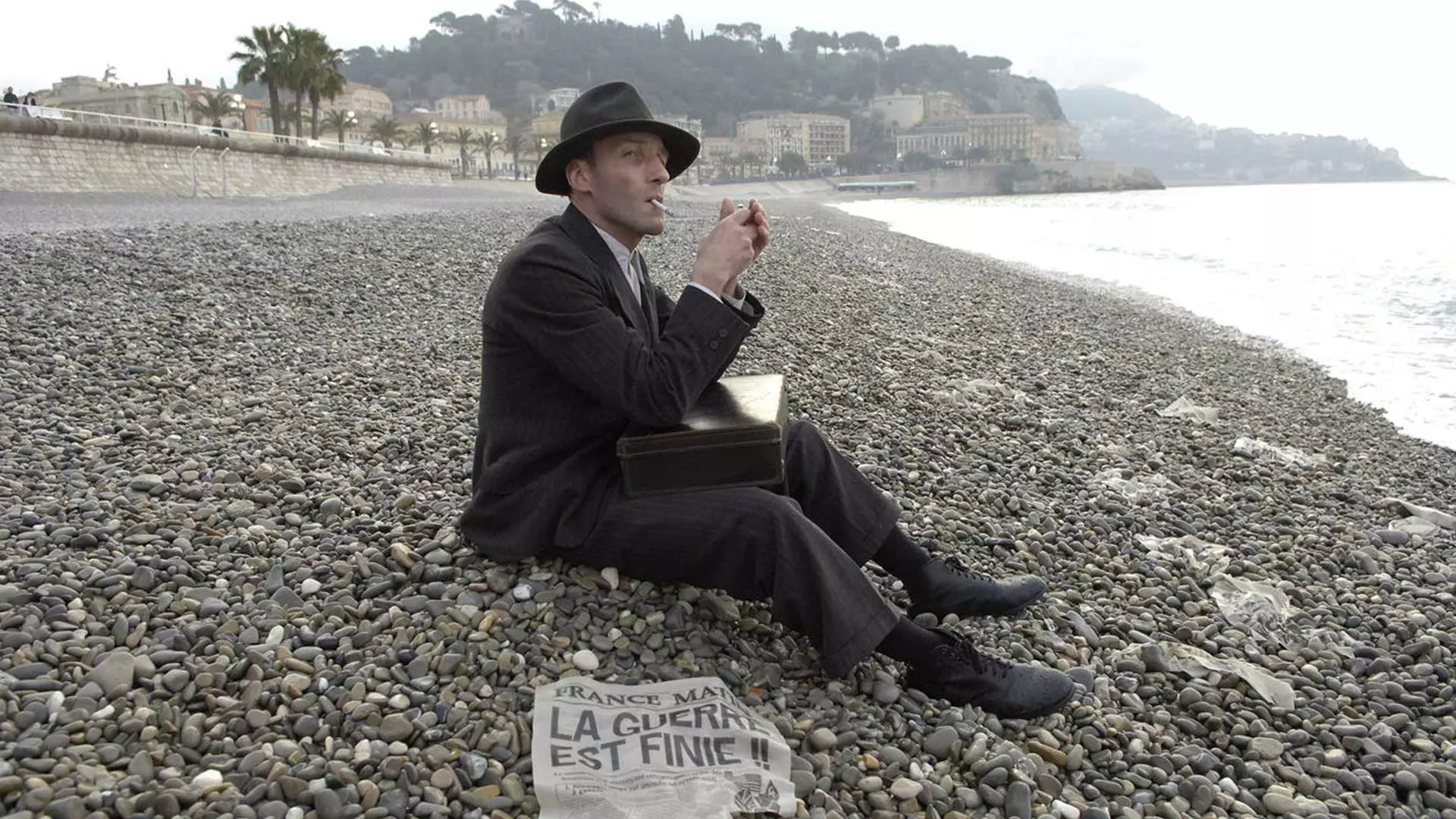 سالومون در کنار ساحل در فیلم جاعلان پول