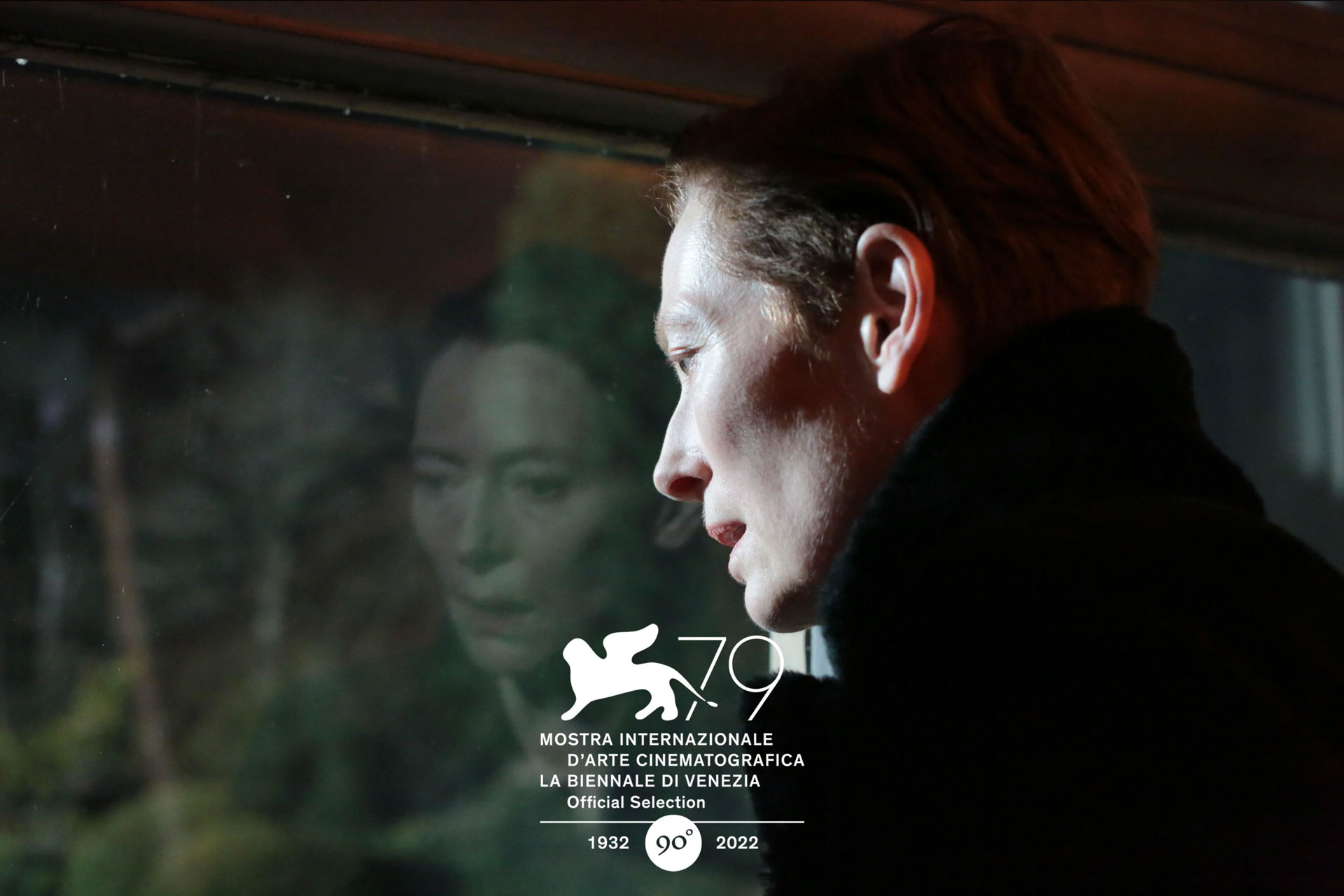 تیلدا سوئینتون و انعکاسش در یک پنجره در نخستین عکس رسمی فیلم دختر ابدی جوانا هاگ