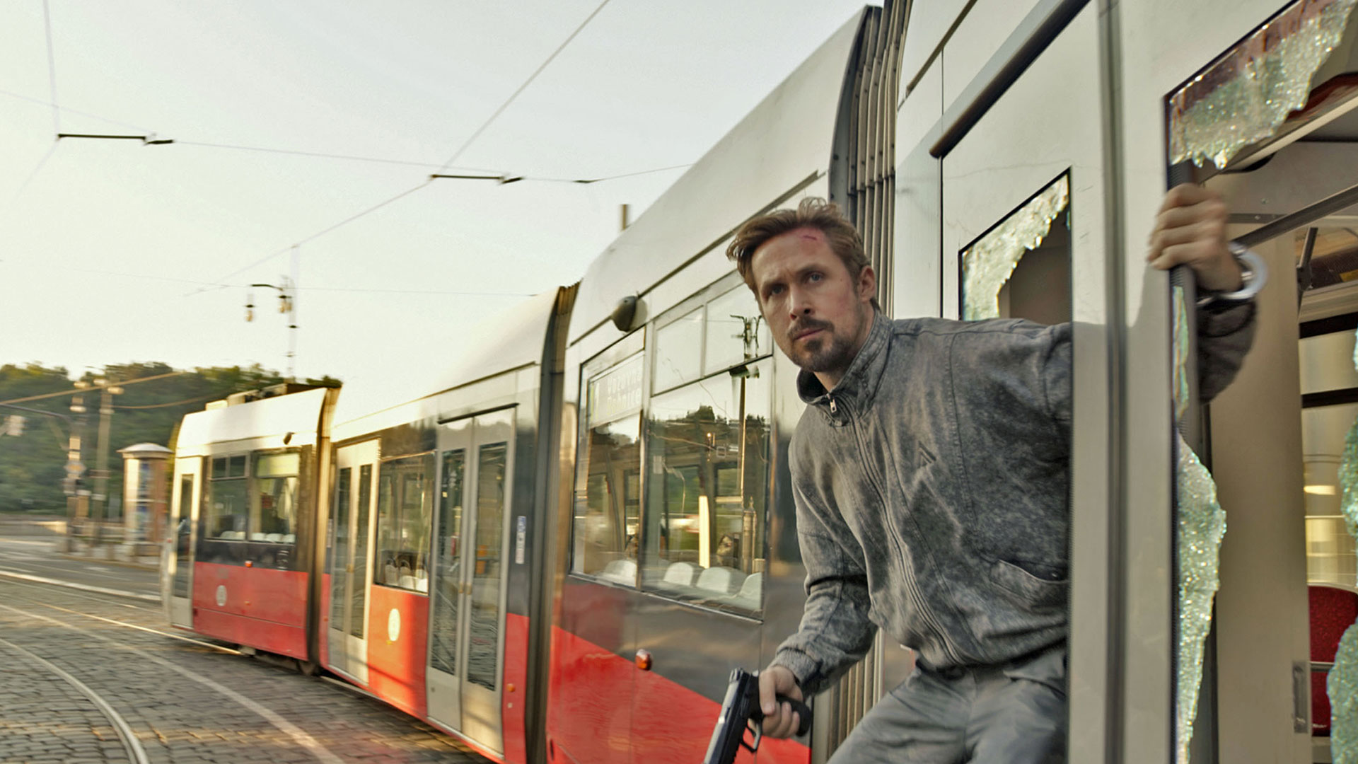 The Grey Man filminde tramvayın içindeki Ajan Sims
