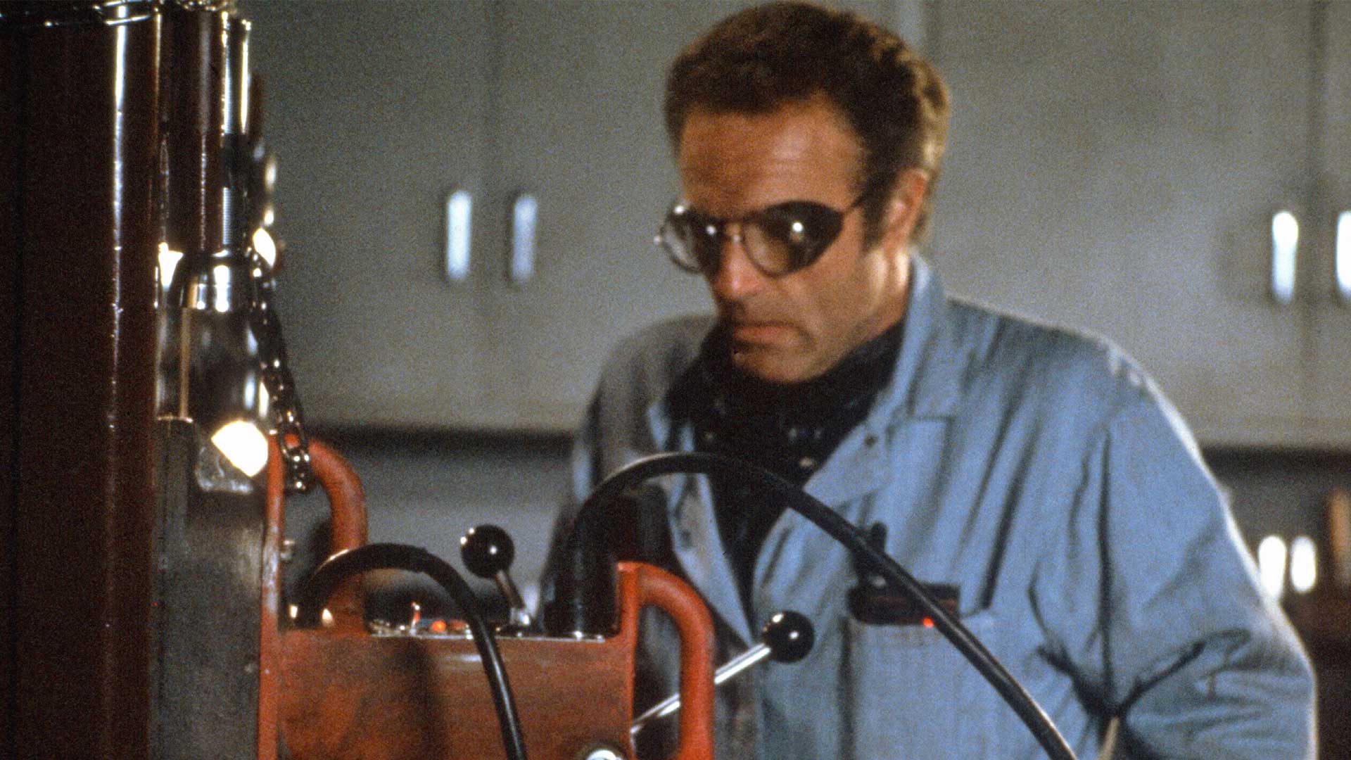 یک دزد با ابزار حرفه‌ای در فیلم Thief، محصول سال ۱۹۸۱ میلادی
