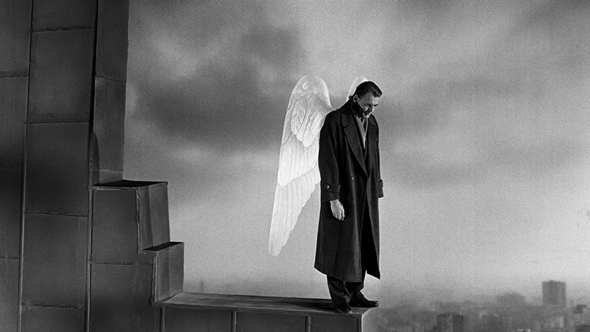 فرشته در حال نگاه کردن در فیلم زیر آسمان برلین