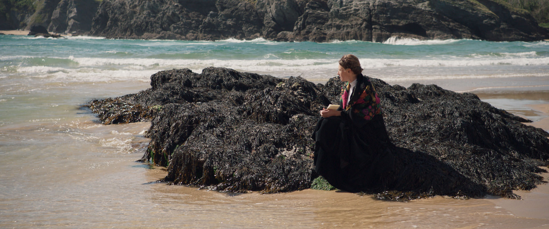 ناتالی بودفو نشسته روی سخره‌هایی کنار دریا در نمایی از فیلم یک زوج به کارگردانی فردریک وایزمن
