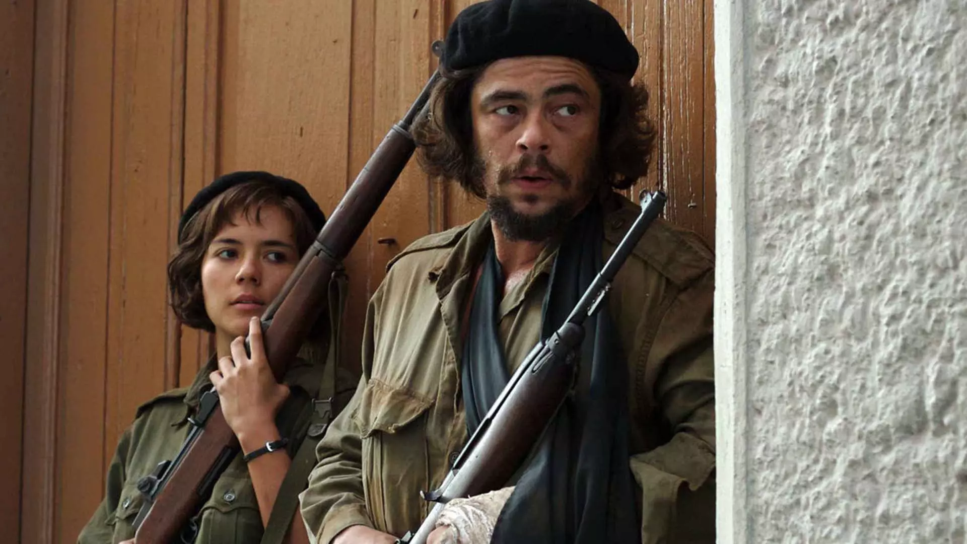 بنیسیو دل تورو و یک بازیگر دیگر به همراه اسلحه در فیلم Che