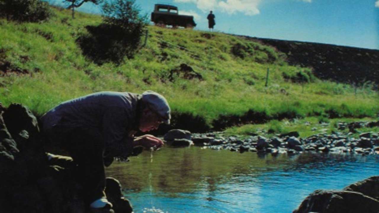 مرد مشغول آب خوردن با دست در فیلم Children of Nature از سینمای ایسلند