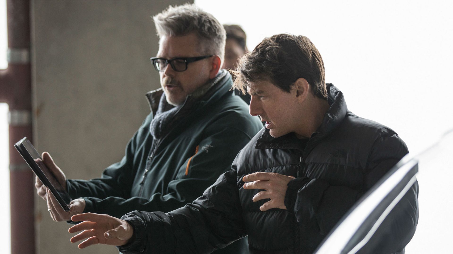 کریستوفر مک کوری و تام کروز در پشت صحنه فیلم Mission Impossible: Fallout