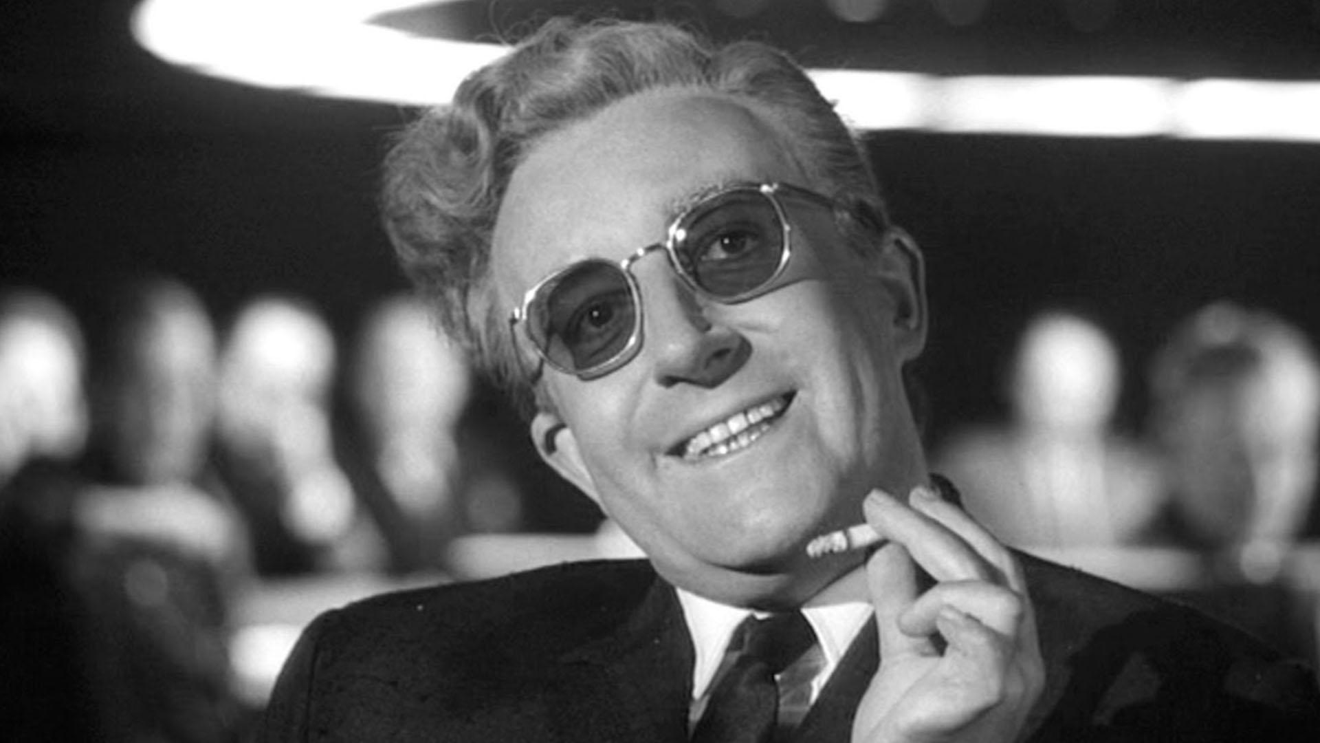 پیتر سلرز در حال سیگار کشیدن در جلسه در فیلم Dr. Strangelove