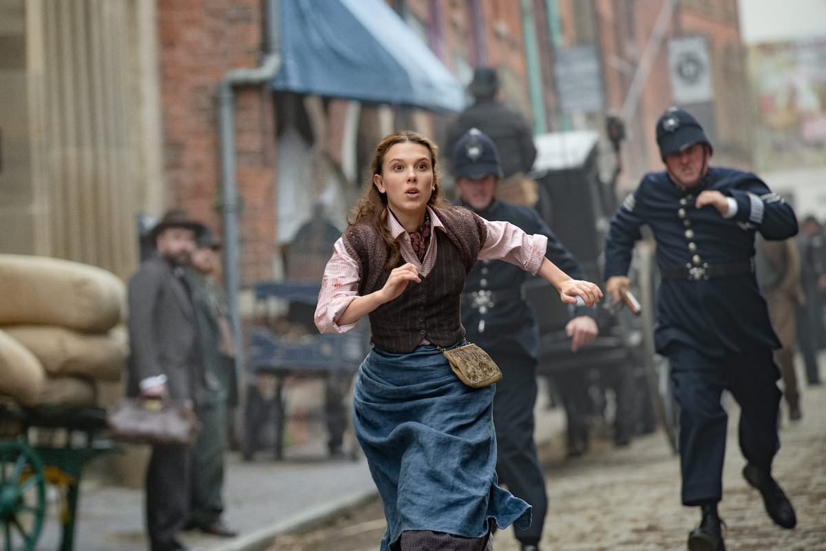 میلی بابی براون در نقش انولا هلمز در حال فرار از پلیس در انولا هلمز 2