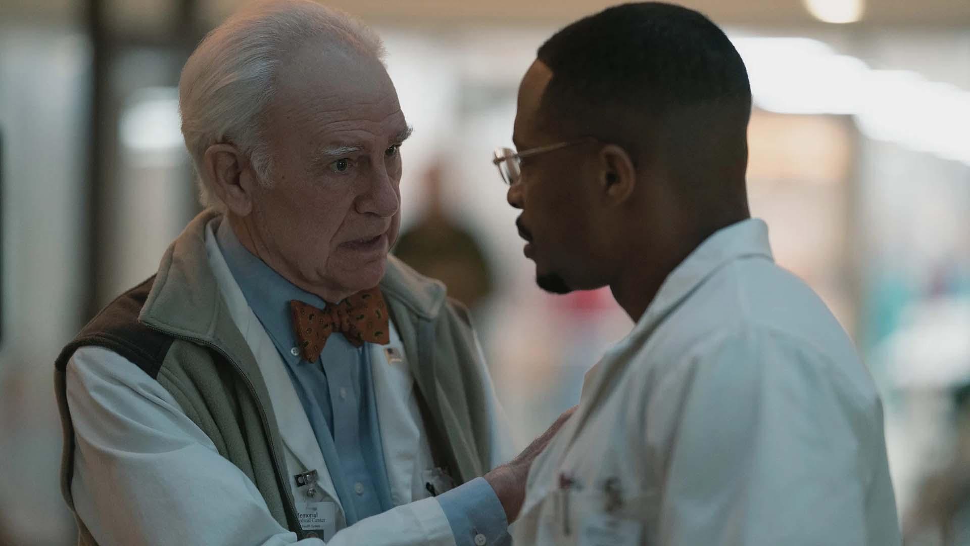 دو پزشک در حال صحبت کردن در بیمارستان در سریال Five Days at Memorial 
