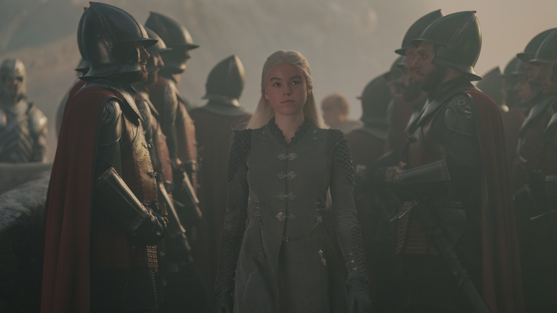 رینریا تارگرین جوان در حال عبور از نیروهای پادشاهی در دراگون استونز در قسمت دوم فصل اول سریال House of the Dragon
