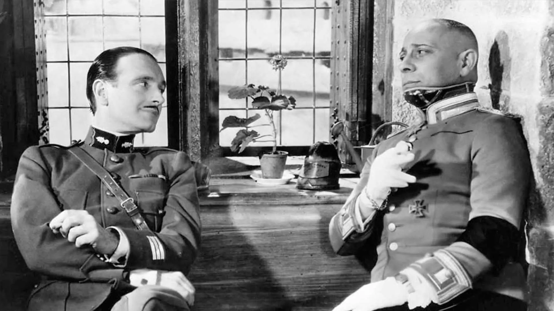 دو فرد نظامی در حال صحبت با یکدیگر در فیلم La Grande Illusion