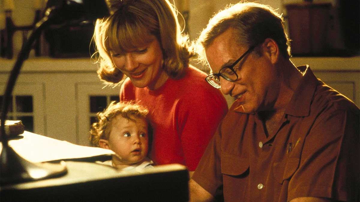 فیلم Mr.  اپوس هالند و نگاه کودک در آغوش مادر به پدر در حال نواختن پیانو