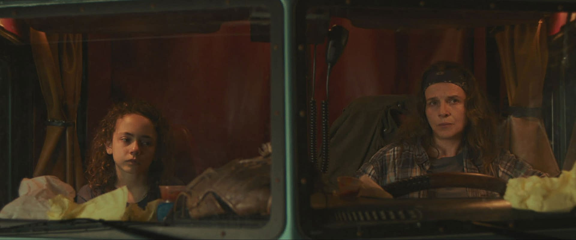 ژولیت بینوش پشت فرمان یک کامیون در کنار هالا فینلی در صحنه‌ای از فیلم بزرگراه بهشت