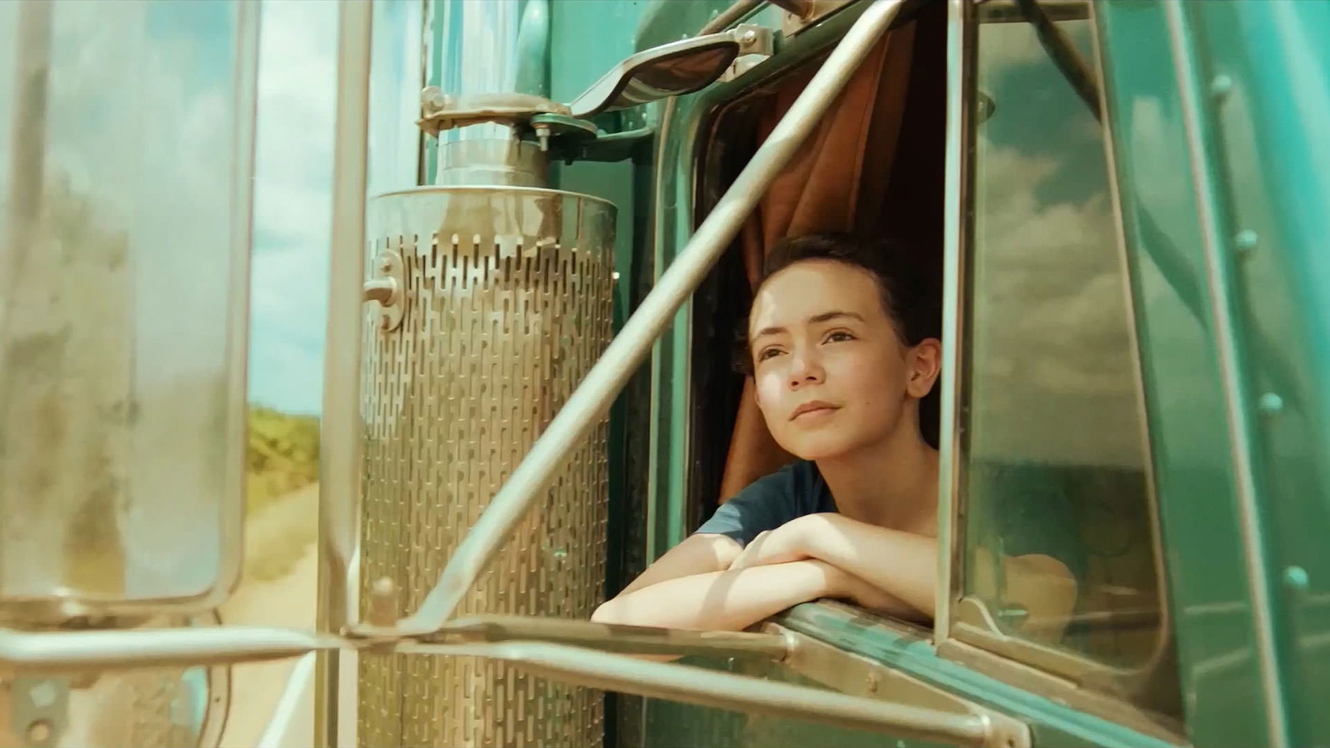 هالا فینلی کنار پنجره‌ی یک کامیون در حال حرکت در روز در صحنه‌ای از فیلم بزرگراه بهشت