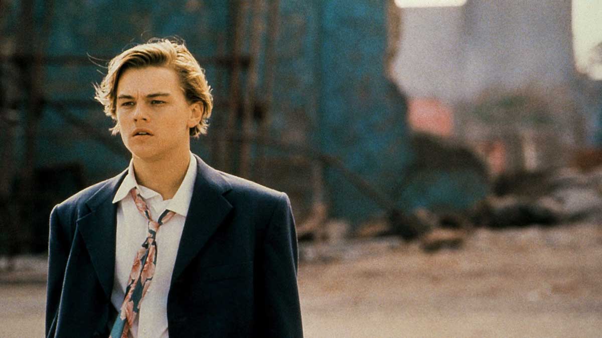 Baz Luhrmann'ın Romeo + Juliet'inde dağınık bir kravatla Leonardo DiCaprio