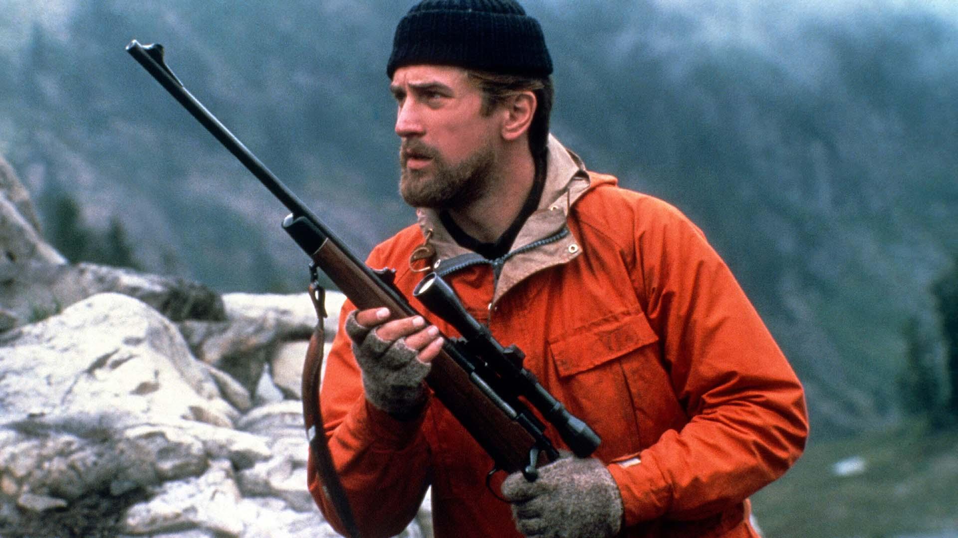 رابرت دنیرو به همراه اسلحه شکاری در فیلم The Deer Hunter