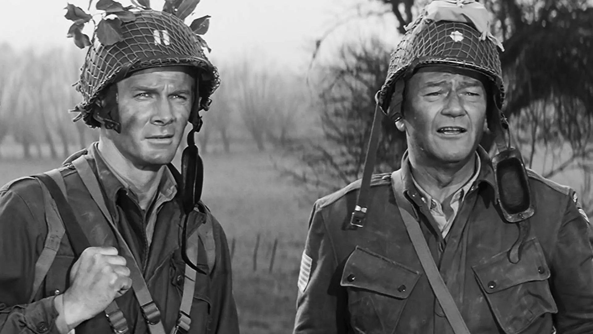 دو بازیگر با صورت‌هایی کثیف و لباس‌های جنگ در فیلم The Longest Day