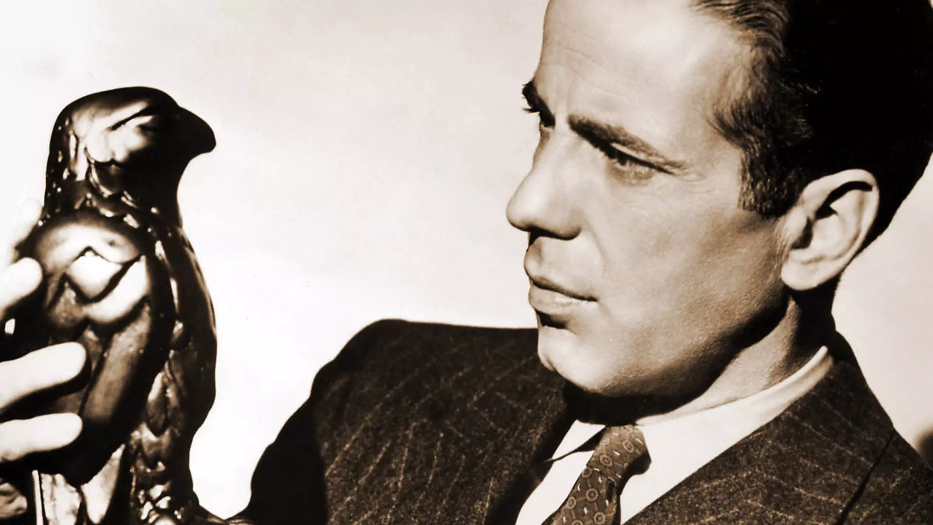 هامفری بوگارت در کاور فیلم The Maltese Falcon