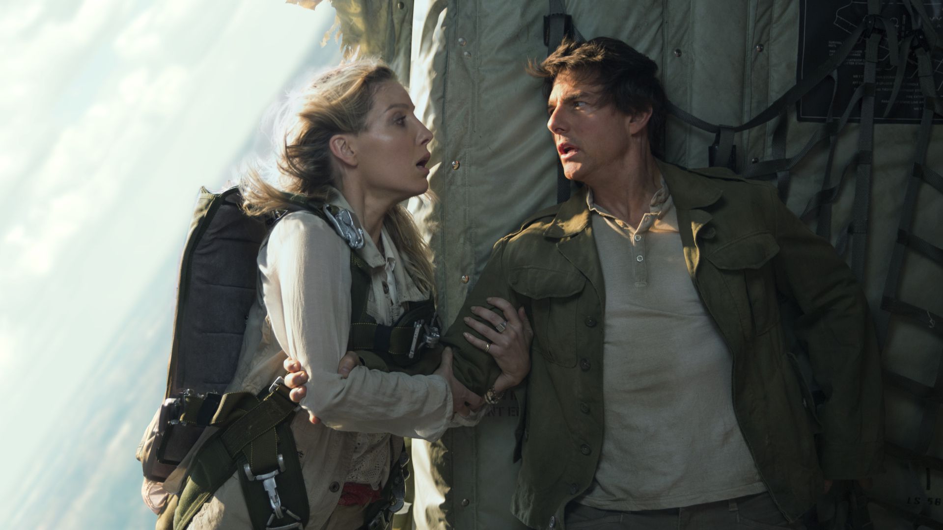 تام کروز در حال تلاش برای نجات شخصیت دیگر از هواپیما در حال سقوط در فیلم The Mummy