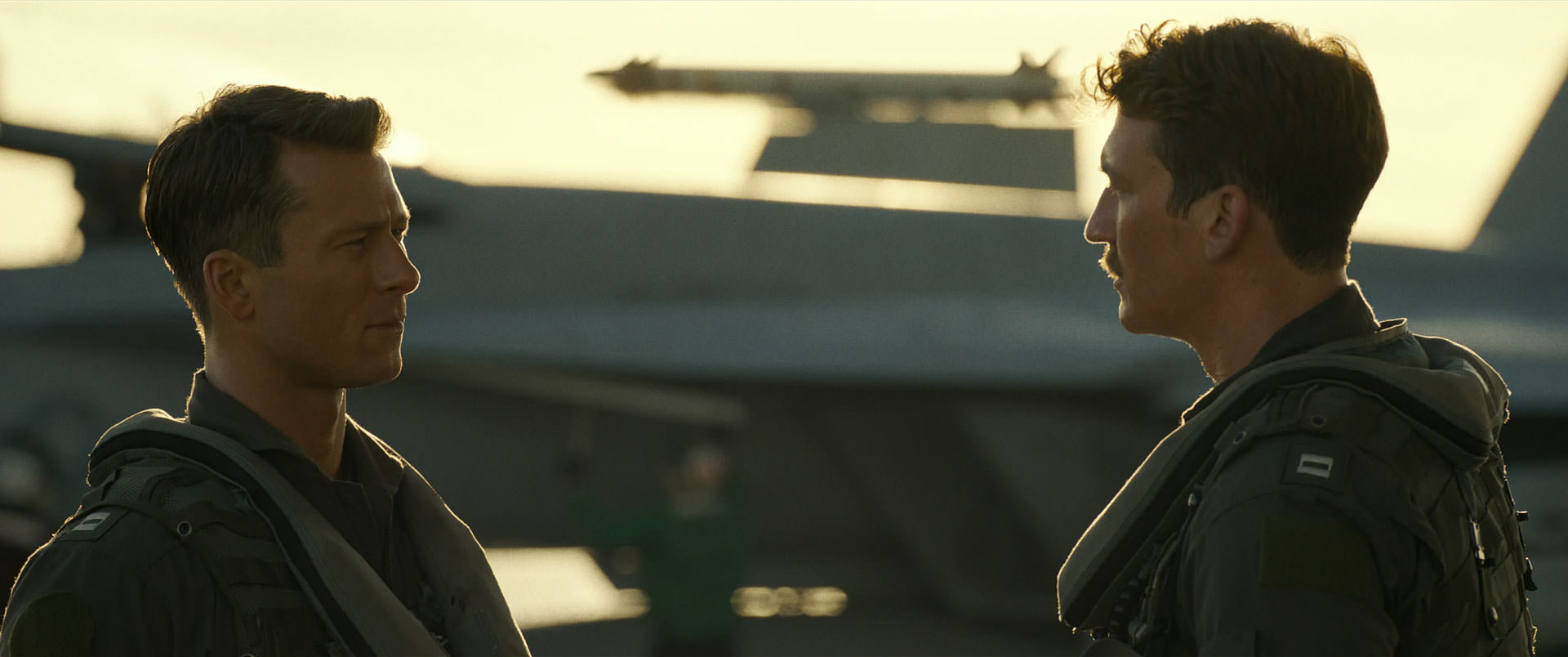 گلن پاول در مقابل مایلز تلر در نمایی از فیلم تاپ گان ماوریک