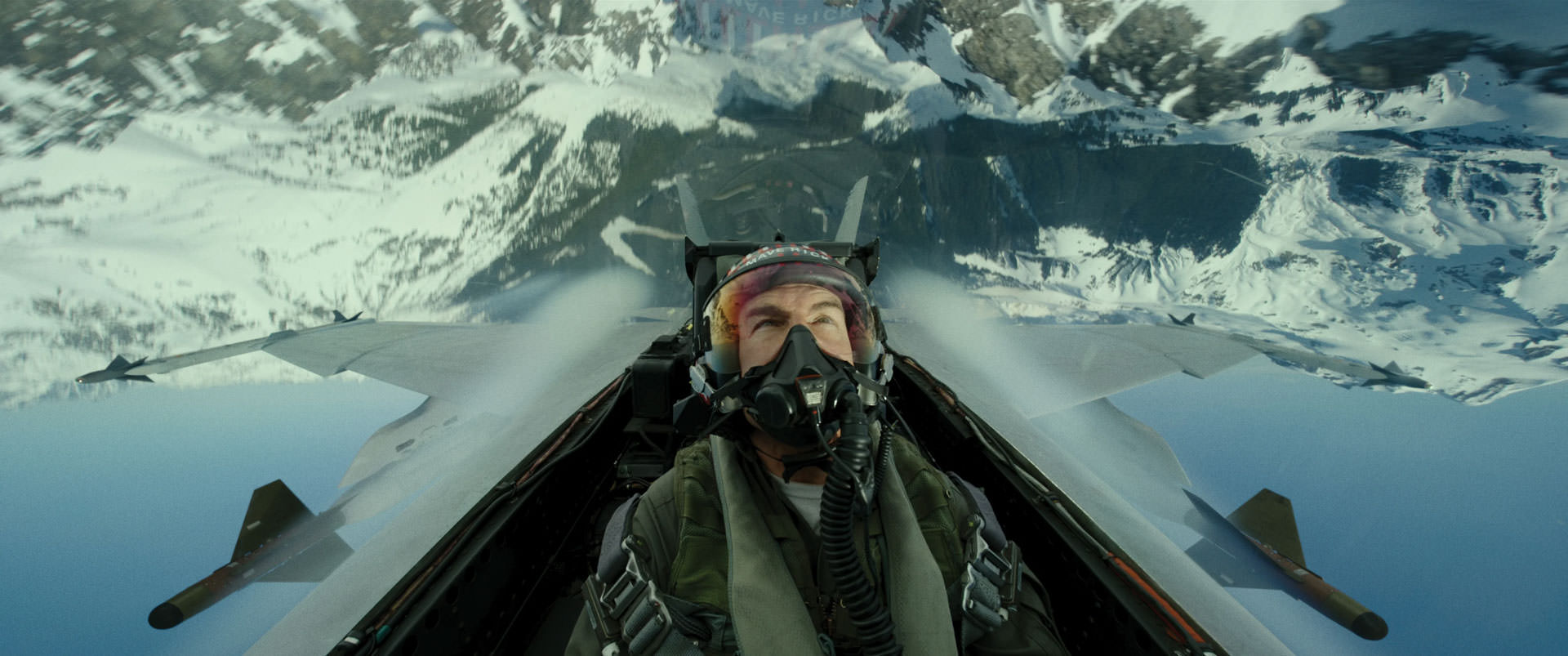 تام کروز در حال پرواز معکوس داخل جنگنده‌ی اف ۱۸ در نمایی از فیلم تاپ گان ماوریک