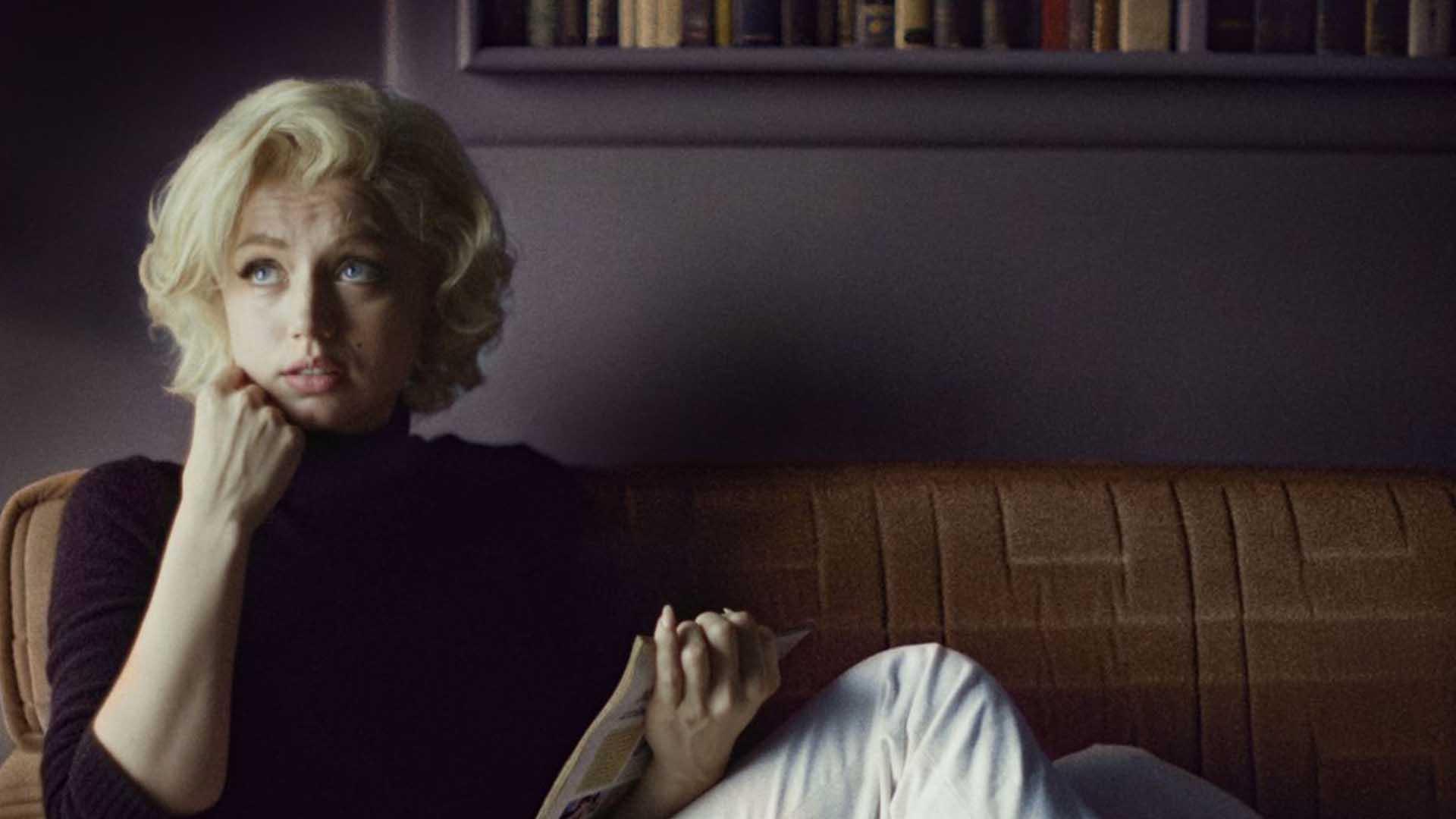 آنا دی آرماس در فیلم Blonde در حال کتاب خواندن